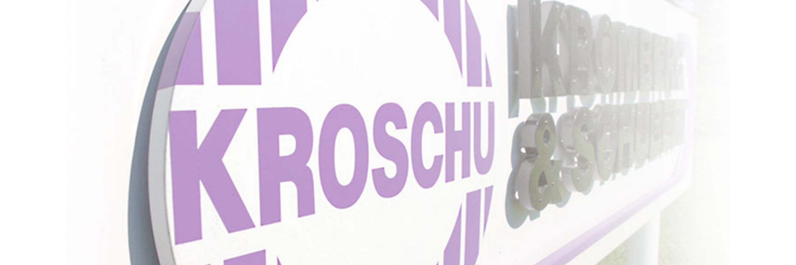 Schild mit dem Kromberg & Schubert Logo.